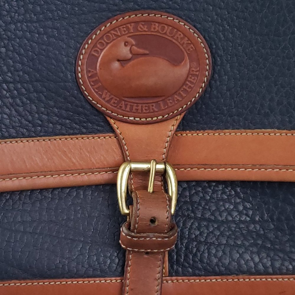 Vintage Dooney Bourke Navy British Tan Med Carrier Surrey Crossbody Purse R120 - Picture 3 of 10